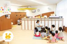 当校の校舎は2017年3月に完成のピカピカの新校舎！ 校舎内に保育園があることも強みの１つです。