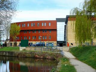 ハダースフィールド大学							